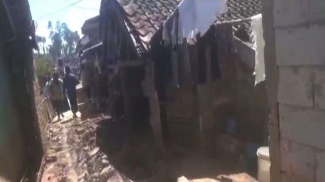 Captura de tela – vídeo de moradores deixando suas casas afetadas pelo terremoto em Bandung.