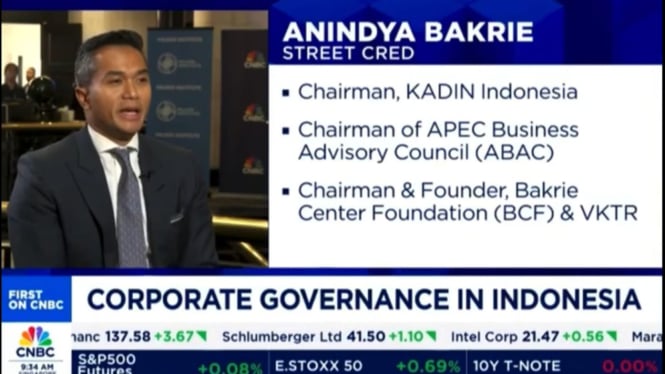 Anindya Bakrie saat sesi wawancara khusus dengan stasiun televisi CNBC di Singapura