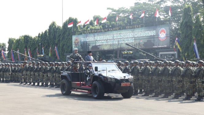 VIVA Militer: Wamenhan RI periksa kesiapan pasukan Komcad Matra Darat 2024