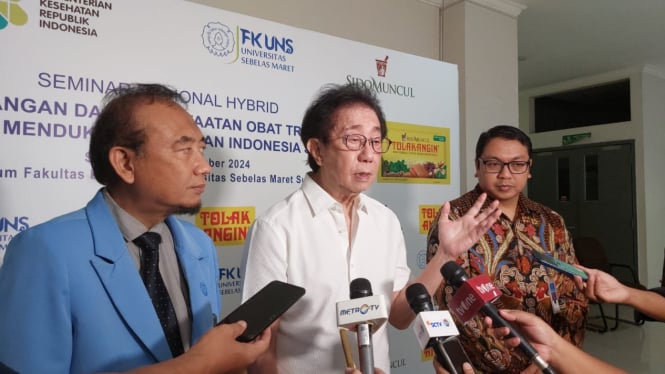 Direktur PT Sido Muncul Irwan Hidayat dan Dekan Fakultas Kedokteran UNS Reviono usai penandatanganan MoU Kerjasama.