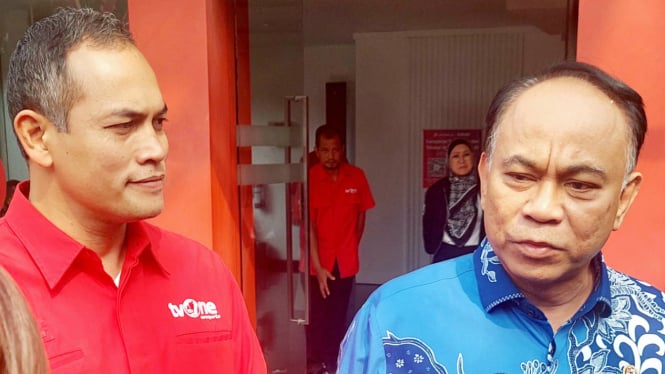 CEO tvOne Taufan Eko Nugroho Rotorasiko bersama Menkominfo Budi Arie Setiadi di Kantor Redaksi tvOne, Kawasan Industri Pulogadung, Jakarta, Rabu, 18 September 2024.