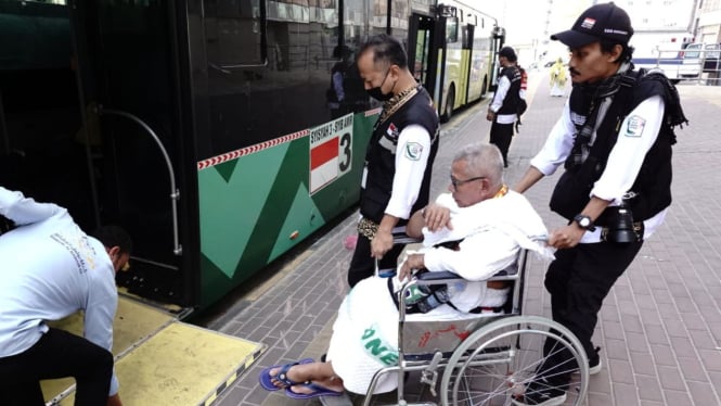 Petugas sedang membantu jemaah haji menaiki Bus Shalawat di Mekah