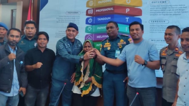 Mediasi Petugas KSOP Kendari dan Pedagang Asongan