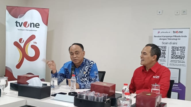 Menkominfo Budi Arie Setiadi bersama CEO tvOne Taufan Eko Nugroho Rotorasiko.