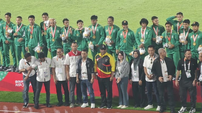 Jatim meraih medali emas usai kalahkan Jabar di Final Cabor Sepakbola PON 2024. VIVA/Dani Randi