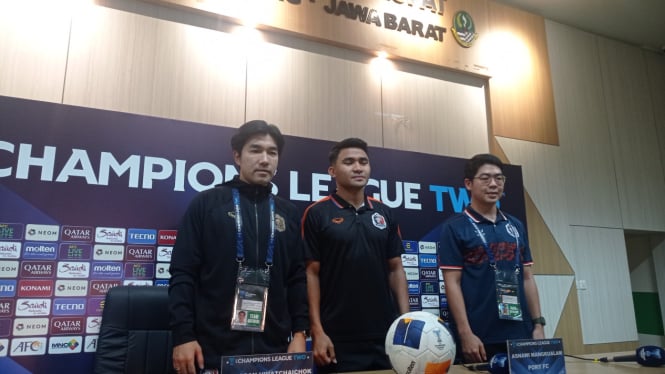 Pelatih Port FC, Rangsan Viwatchaichok dan Asnawi Mangkualam (foto: Dede Idrus) 