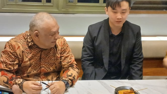 Deputi Bidang Produk Wisata dan Penyelenggara Kegiatan Kemenparekraf, Vinsensius Jemadu bersama influencer asal Tiongkok di Tangerang