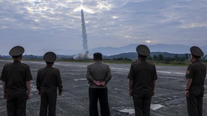 VIVA Militer: Kim Jong-un saksikan uji coba rudal balistik nuklir Korea Utara