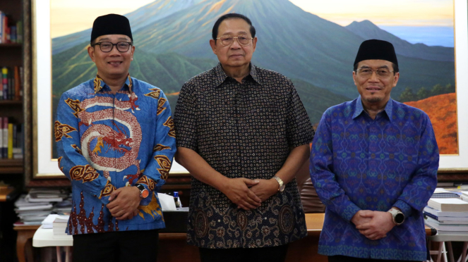 Potenciais candidatos ao governo de Jacarta, Ridwan Kamil e Suswono Sowan ao 6º Presidente da República da Indonésia e Presidente do Conselho Supremo do Partido Democrático Susilo Bambang Yudhoyono (SBY) em Kikeas, Bogor, Java Ocidental, quinta-feira, 19 de setembro , 2024 (fonte: RK-Media Team Suswono)