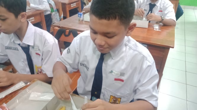 Siswa SMPN 161 Jaksel Dapat Makan Siang Gratis