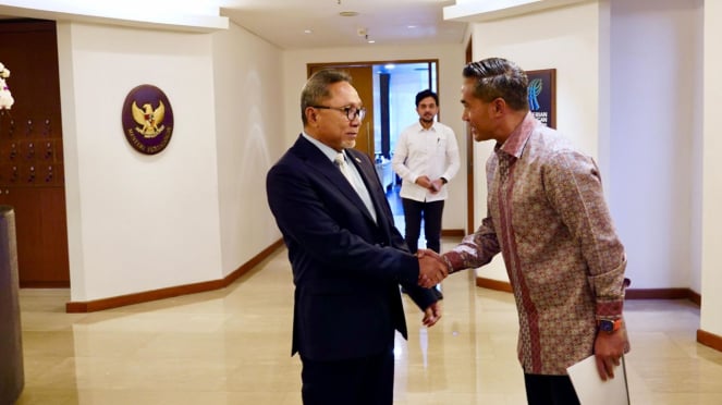 Ministro do Comércio, Zulkufli Hasan, e Presidente da Câmara de Comércio e Indústria da Indonésia, Anindya Bakri.