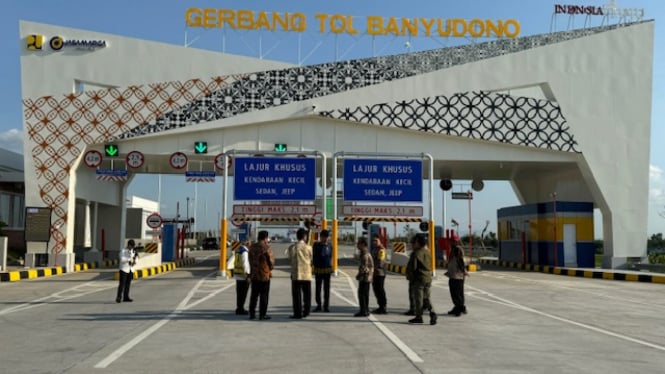 Presiden Jokowi meresmikan jalan tol Yogyakarta-Solo seksi I Kartasura-Klaten di Gerbang Tol Banyudono