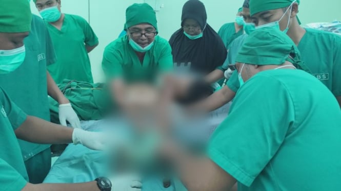 Tim dokter mengevakuasi tukang giling bakso yang tangannya ikut tergiling