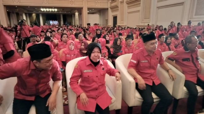 O potencial candidato a governador de Java Oriental, Tri Rismaharini, participou da reunião de trabalho da Seção Especial do PDIP Surabaya, na noite de quinta-feira, 19 de setembro de 2024.