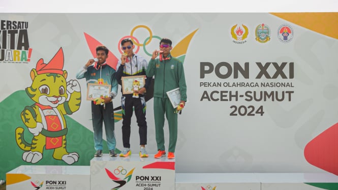 Atlet Jabar, Hendro saat menerima medali emas di PON 2024.(dok PB PON 2024 wilayah Sumut)