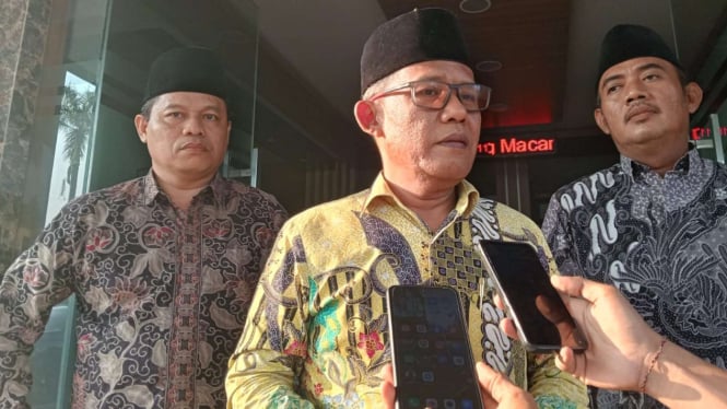 Ketua PCNU Cirebon KH Aziz Hakim Syaerozie