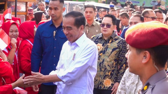 Presiden Jokowi di Pasar Dukuh Kupang Surabaya.