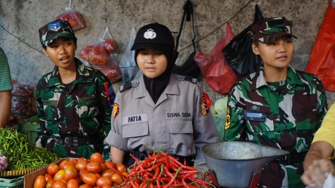 Noor Fotia Azzahra, polisi wanita penyandang disabilitas dari Lembaga Diklat Polri (tengah)