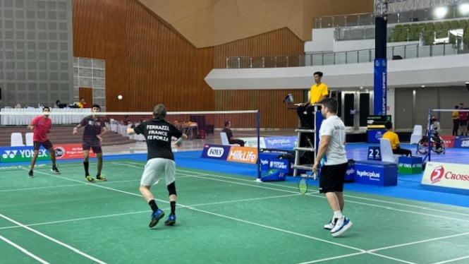 Sejumlah atlet sedang bertanding dalam turnamen Hydroplus Indonesia Para Badminton International 2024 di Edutorium UMS, Jumat (20/9).