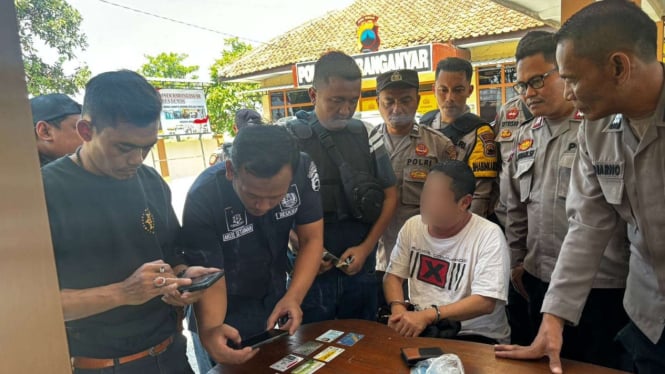 Seorang kakek penembak mobil Pajero yang menyalipnya