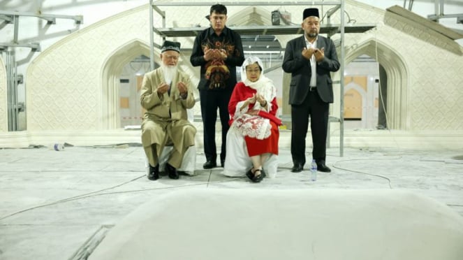 Megawati Sukarnoputri visited the grave of Imam Al Bukhari in Uzbekistan