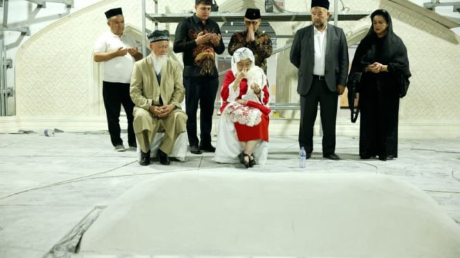 Megawati Nampak Menangis Ketika Berziarah ke Makam Imam Bukhari