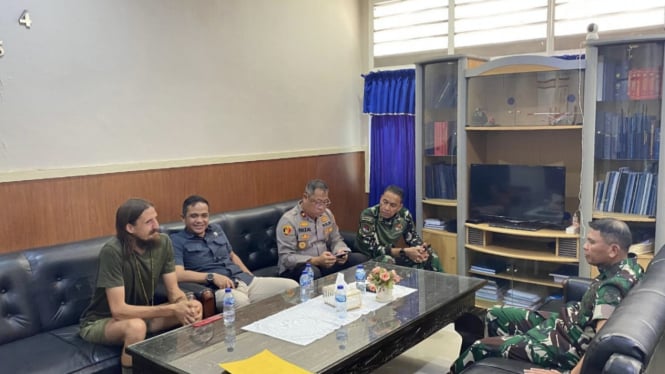 VIVA Militer: Pilot Susi Air Philip Mark Mehrtens bersama aparat TNI-Polri