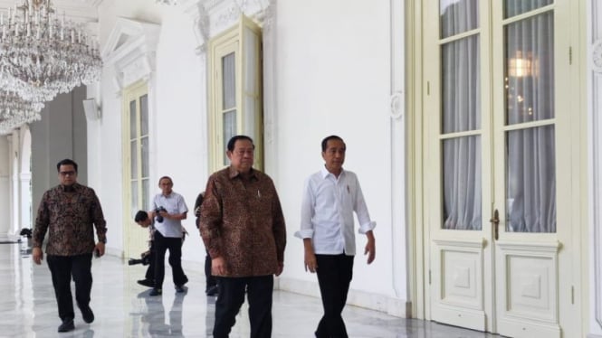 Presiden RI Joko Widodo dan presiden ke-6 RI Susilo Bambang Yudhoyono sepakat untuk mendukung penuh kepada pemerintahan baru di bawah kepemimpinan Prabowo Subianto, usai keduanya bertemu di Istana Merdeka, Jakarta, Sabtu, 21 September 2024.