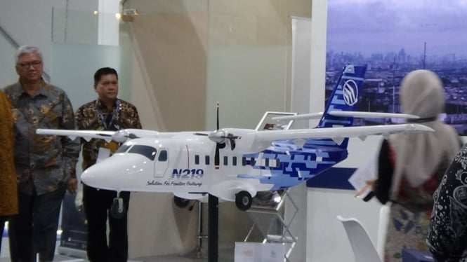 Miniatur pesawat N219 yang dipamerkan di Bali International Airshow 2024