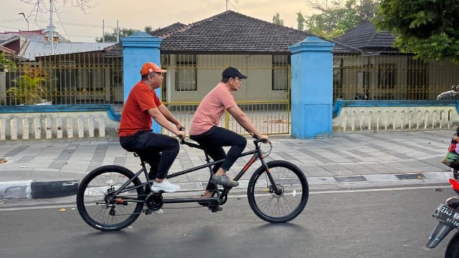 Zulkieflimansyah dan TGB kompak naik sepeda gandeng (istimewa)