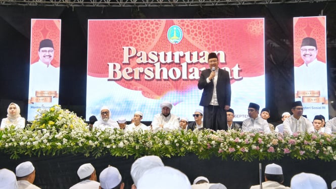 Menteri Sosial Saifullah Yusuf alias Gus Ipul di hadapan habaib, kiai, dan ribuan syecher mania di Pasuruan, Jawa Timur, Sabtu malam, 21 September 2024.