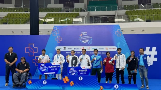 Pasangan ganda campuran SL 3 – SU 5, Hikmat Ramdani/Leani Ratri Oktila meraih juara Hydroplus Indonesia Para Badminton International 2024 di Edutorium UMS