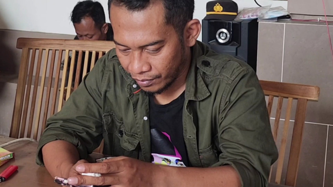 Ketua Bawaslu Garut Ahmad Nurul Sahid, saat meneliti video deklarasi 11 Kades di Bayongbong Garut 