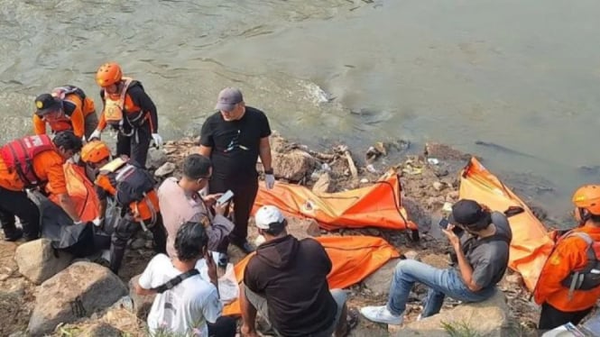 Penemuan 7 mayat remaja di Kali Bekasi, Jawa Barat.