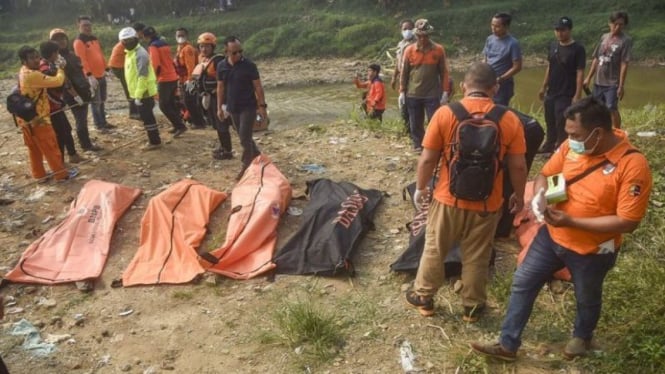 Penemuan 7 mayat remaja di Kali Bekasi, Jawa Barat.