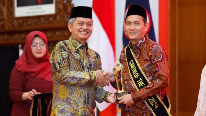 Ketua Komisi Penyiaran Indonesia (KPI) Ubaidillah dinobatkan sebagai santri inspiratif dalam ajang penghargaan Santri of The Year 2024 di kompleks Gedung DPR RI/MPR RI di Jakarta, Minggu, 22 September 2024.