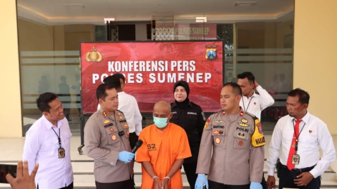 Tersangka R pembunuh istrinya sendiri saat konferensi pers di Markas Polres Sumenep.