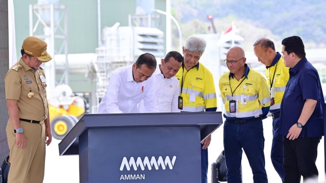 Presiden Jokowi didampingi Menteri ESDM Bahlil Lahadalia meresmikan smelter tembaga dan pemurnian logam mulia Amman