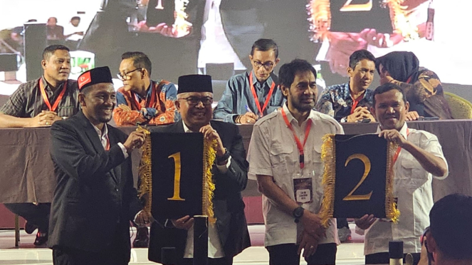 Pasangan cagub cawagub Aceh saat pengambilan nomor urut paslon. VIVA/Dani Randi