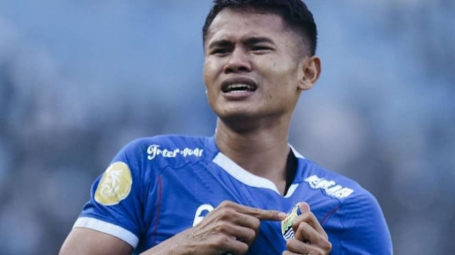 Zawodnik Persib Bandung Dimas Drajad świętuje bramkę