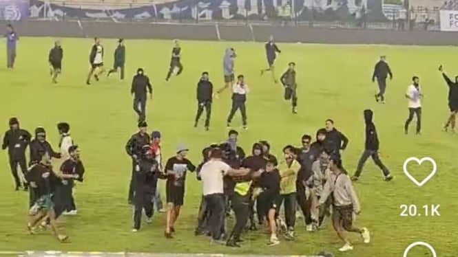 Kericuhan usai duel Persib Bandung vs Persija Jakarta