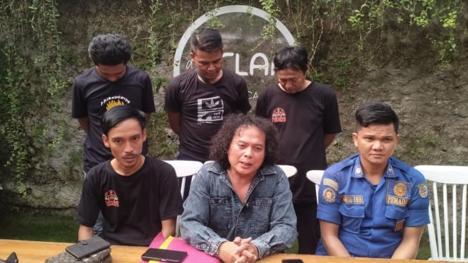 Sandi Damkar curhat kepada Deolipa karena kerap dikejar debt collector