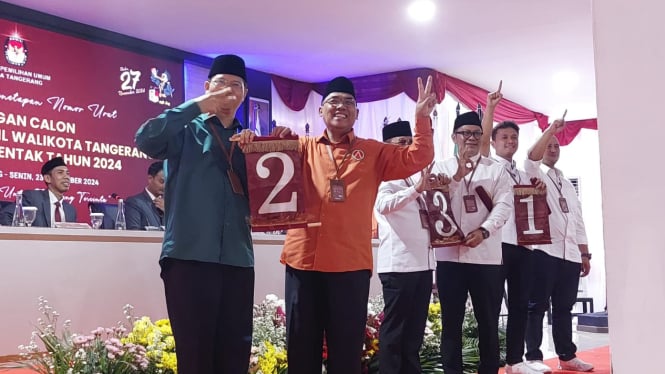 Para paslon usai mendapatkan pengundian nomor dalam pilkada 2024 di Kota Tangerang