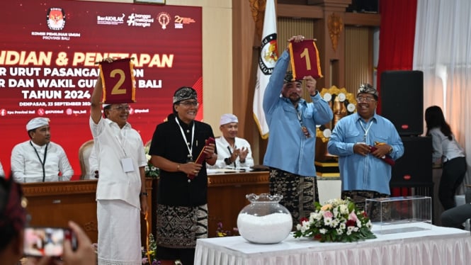 KPU Provinsi Bali melakukan pengundian nomor urut pasangan calon Gubernur-Wakil Gubernur 2024 di Kantor KPU Provisi Bali, Senin, 23 September 2024.