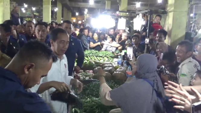 Presiden RI Joko Widodo membagikan kaos kepada pedagang saat melakukan blusukan ke Pasar Mawar, Pontianak, Kalimantan Barat, Selasa 24 September 2024.