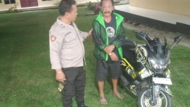 Eks Kadishub, Viktor Sirait saat diamankan petugas kepolisian. (dok Polsek Tanah Jawa)