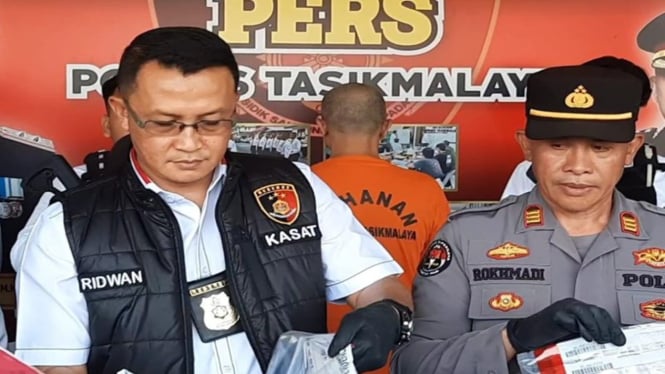 Kepala Satuan Reskrim Polres Tasikmalaya AKP Ridwan Budiarta (kiri)