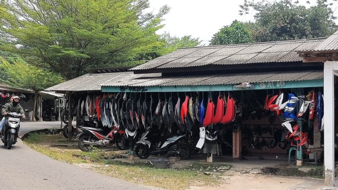 Bursa suku cadang bekas di Sasak Panjang