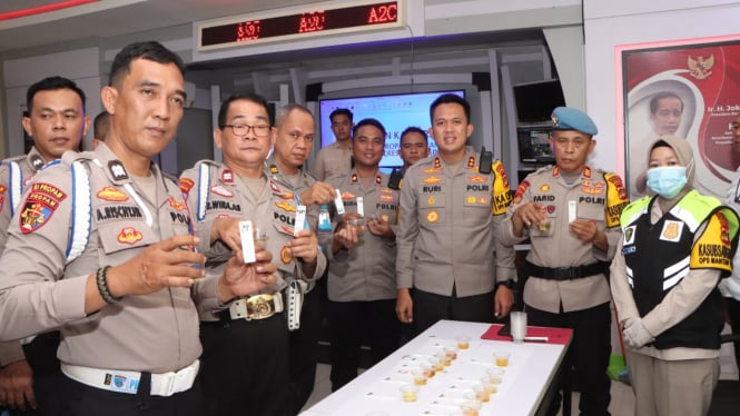 Polres Banyuasin menggelar pengecekan urine terhadap anggota Propam