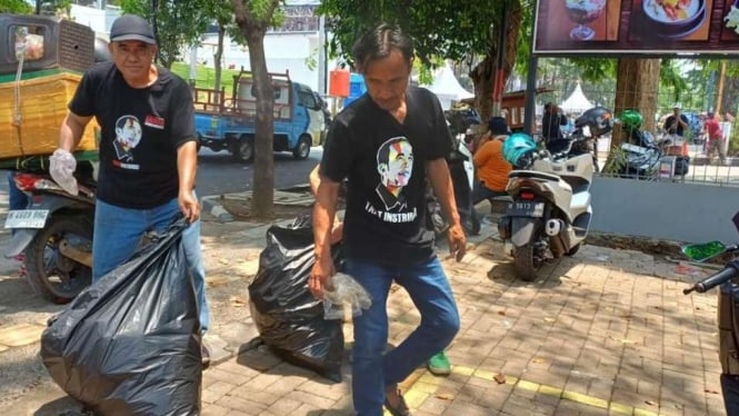 Relawan AAJ Pendukung Luthfi-Taj Yasin Bersih-bersih Sampah